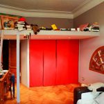 Couchette sous le plafond au dessus du placard