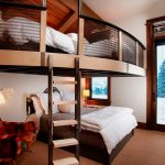 Dormir sous le plafond dans le grenier