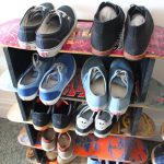 Étagère colorée de vieux skate