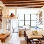 Design élégant d'une chambre avec un lit sous le plafond