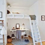Lit blanc confortable sous le plafond dans une niche