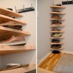 Etagère de coin faite maison dans le couloir