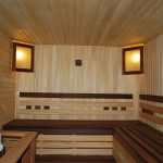 Conception en coin des lits et des étagères dans la baignoire