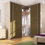 Armoire d'angle pour chambre avec insertions en rotin