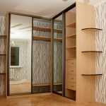 Armoire d'angle avec portes en miroir