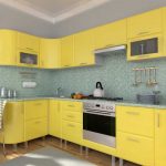 Coin cuisine jaune dans une cuisine moderne