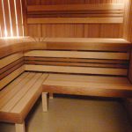 L'étagère de l'appareil dans la baignoire avec leurs propres mains