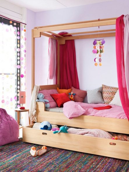 Jouets et vêtements dans une boîte sous le lit