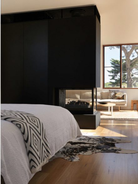 Cheminée comme cloison entre la chambre et le salon