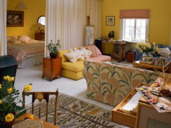 Des chaises confortables peuvent être placées dans le salon.