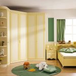 Garde-robe spacieuse dans le coin de la chambre des enfants