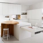 Meubles coulissants intégrés dans la cuisine blanche