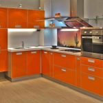 Cuisine orange vif dans un style moderne