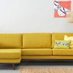 Canapé jaune vif à l'intérieur