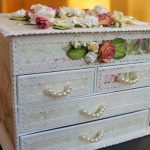 Petite commode ajourée en carton