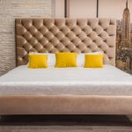Tête de lit en velours avec lit capitonné