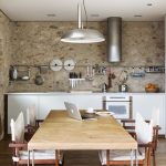 Loft de cuisine blanc sans armoires murales