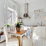 Cuisine blanche de style rustique sans armoires murales