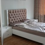 Mobilier blanc dans la chambre avec tête de lit