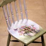 Sedia bianco-verde dopo il restauro con un bellissimo motivo in stile provenzale