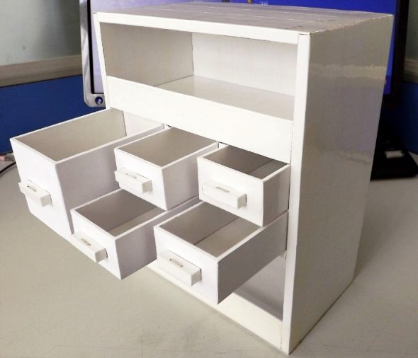 Coffre en carton blanc