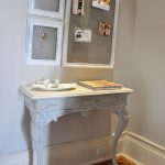 Console blanche avec éléments ajourés