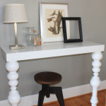 Console blanche avec pieds prêts