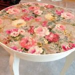 Table ronde blanche décorée selon la technique de découpage