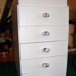 Commode en carton blanche faite maison