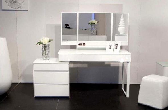Table blanche dans n'importe quel intérieur
