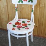Sedia bianca con rose con le tue mani