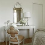 Coiffeuse blanche et chaise avec un dossier inhabituel