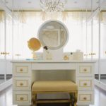 Coiffeuse blanche avec éléments dorés