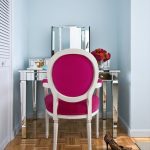 Table de maquillage brillante avec une chaise lumineuse