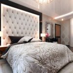 Grande tête de lit dans un chariot à quatre cadres pour une chambre confortable