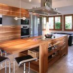 Isla de madera grande y cómoda en la cocina.