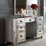 Grande table de maquillage avec surfaces en miroir