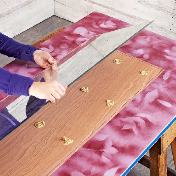Fixation d'un miroir à l'aide de panneaux de fibres