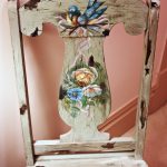 Fiori e uccelli per la nuova vita della vecchia sedia