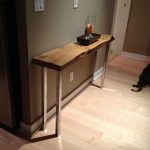 Table console en bois avec pieds en métal
