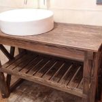 Console en bois dans la salle de bain