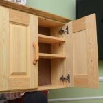 Armoire à panneaux en pin massif