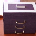 Commode en carton violet