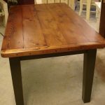 Foto de una mesa de cocina casera de madera.