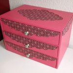 Commode en carton fonctionnelle, lumineuse et richement décorée