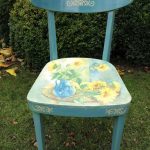 Sedia blu dopo il restauro con i girasoli