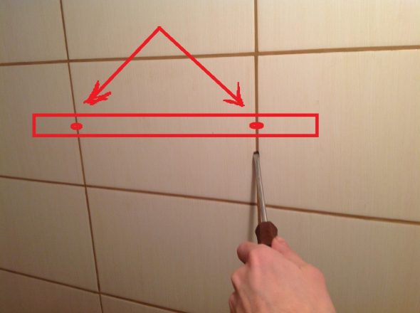 Il est préférable de faire des trous au niveau des joints de carreaux