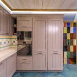 Design de cozinha interessante com armários altos e vasilhas de estilo country