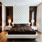 Tête de lit blanche sur tout le mur