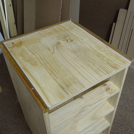 Table de nuit avec panneau supérieur